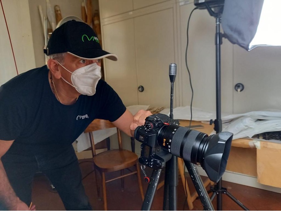 Luca nel Museo Antropologico di Firenze per fotografare la collezione Tambolleo