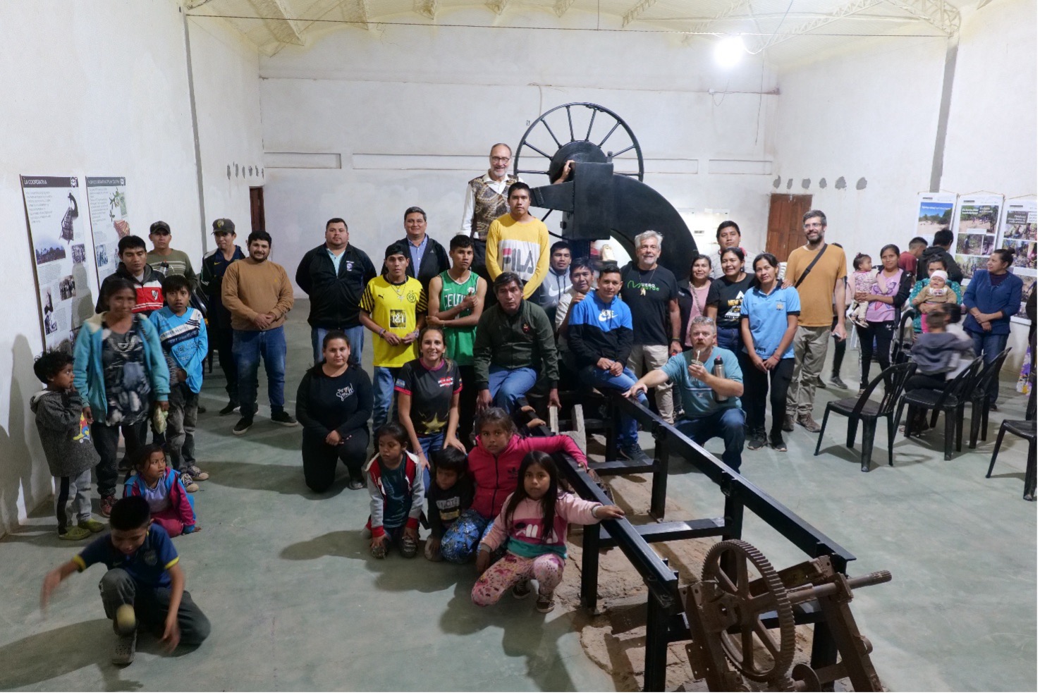 Inaugurazione del Museo Verde di Nueva Pompeya. Sullo sfondo la grande sega usata 50 anni prima dalla Cooperativa Agroforestale