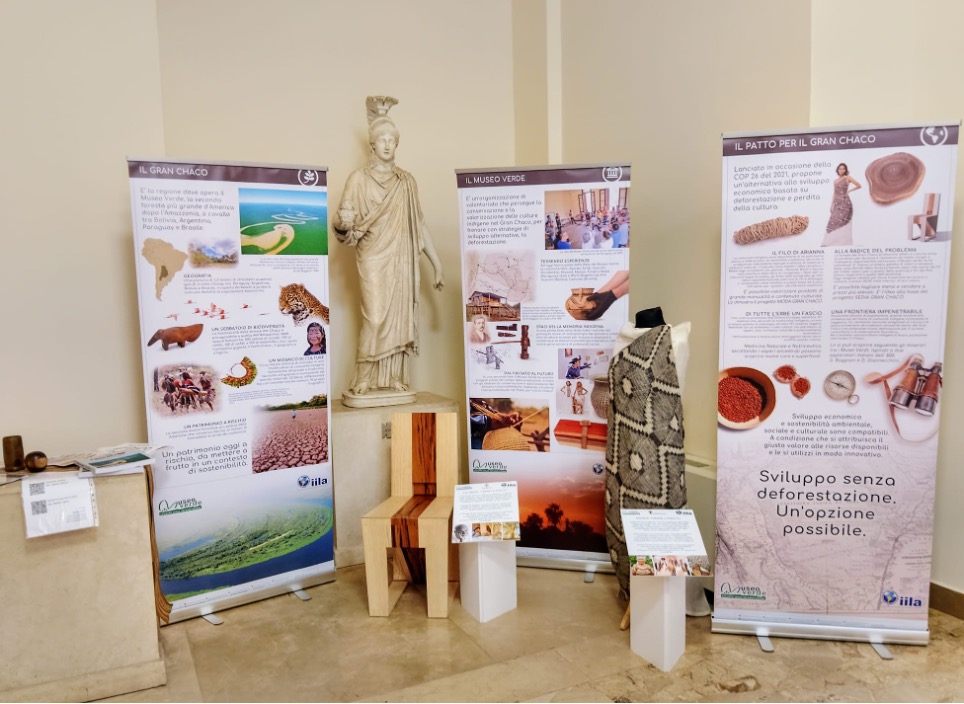 Accademia dei Lincei Roma, Una piccola esposizione dei tesori del Gran Chaco. Al centro, un abito confezionato con tessuto di chaguar/caraguata