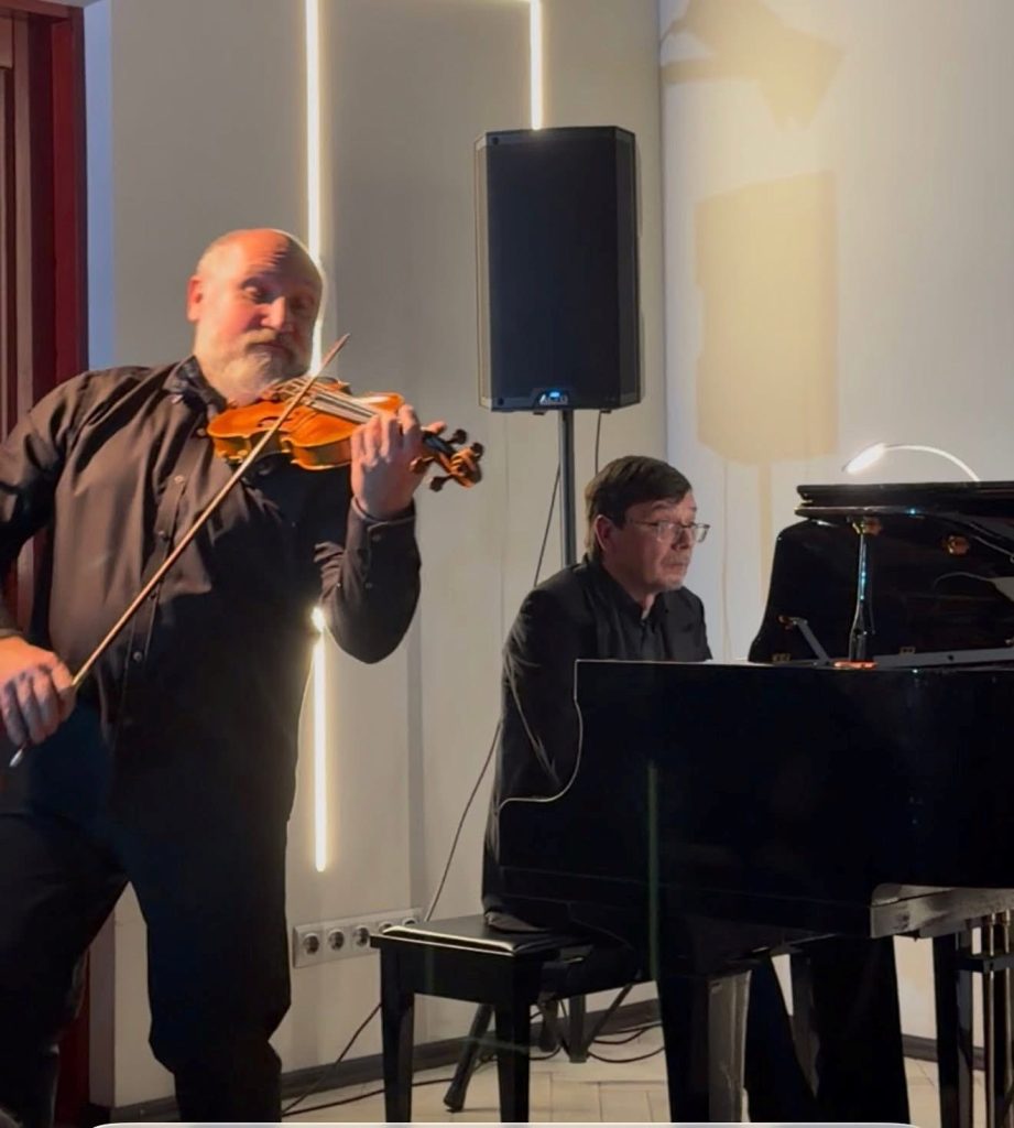 Il violinista Ihor Cherniavskyi suona Mozart. Concerto in un seminterrato di Kharkiv.